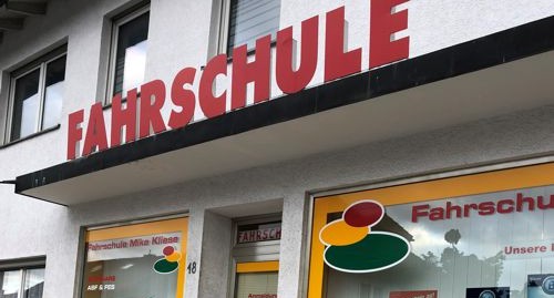 Außenansicht der Fahrschule Mike Kliese, Eberhardstraße 18 in Ebersberg, mit rotem Schriftzug FAHRSCHULE