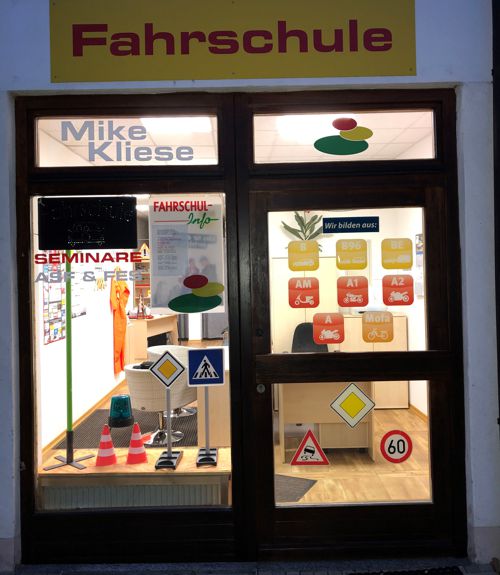 Schaufenster der Fahrschule Mike Kliese in der Rathausstraße 2 in Kirchseeon
