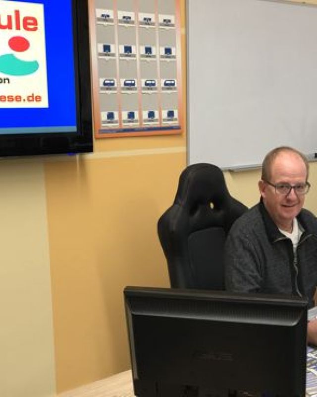 Mike Kliese, Inhaber der Fahrschule, in seinem Büro