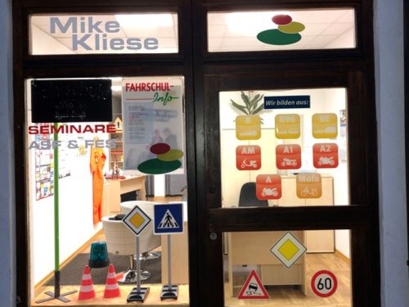 Schaufenster der Fahrschule Mike Kliese in der Rathausstraße 2 in Kirchseeon